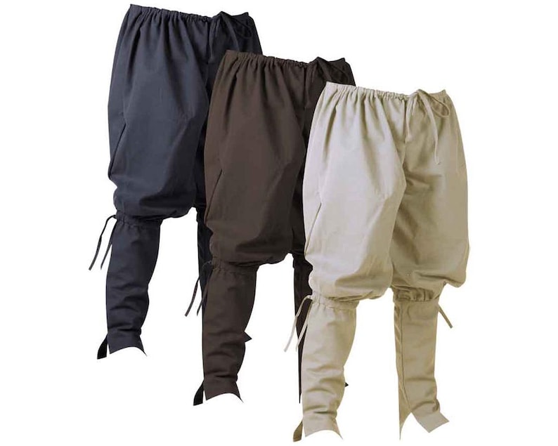 K&ouml;nnte beinhalten: Drei Hosen im Renaissance-Stil in Marineblau, Braun und Beige. Jede Hose hat eine geraffte Taille, lockere Oberbeine und eng anliegende Unterbeine mit B&auml;ndern an den Kn&ouml;cheln. Die Hosen sind aus einem weichen, blickdichten Stoff gefertigt.