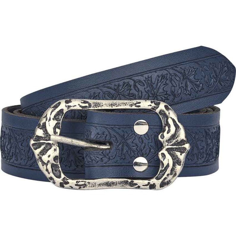 Op de afbeelding: Een donkerblauwe leren riem met een sierlijke zilveren gesp. De riem is gegraveerd met een bladmotief.