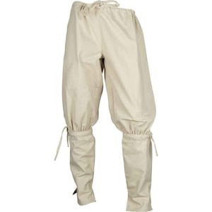 K&ouml;nnte beinhalten: Beige mittelalterliche Hose mit Kordelzug in der Taille und gerafften B&uuml;ndchen. Die Hose hat eine lockere, weite Passform an den Oberschenkeln und verj&uuml;ngt sich zu den Kn&ouml;cheln. Der Stoff scheint ein leichter Baumwoll- oder Leinenstoff zu sein.