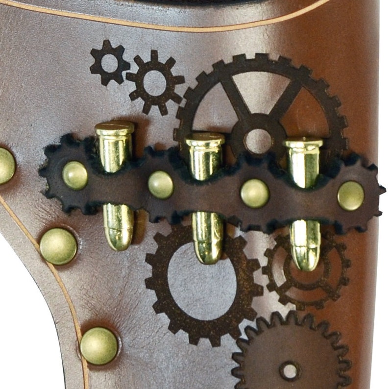 Pu&ograve; includere: Un fodero in pelle marrone con un design steampunk con ingranaggi e rivetti. Il fodero ha cinque passanti per proiettili in ottone.