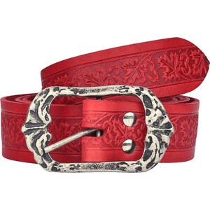 Op de afbeelding: Een rode leren riem met een sierlijke zilveren gesp. De riem is gegraveerd met een bloemmotief.
