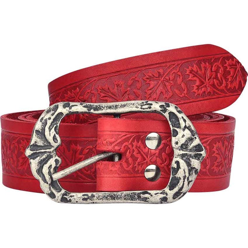 Op de afbeelding: Een rode leren riem met een sierlijke zilveren gesp. De riem is gegraveerd met een bloemmotief.
