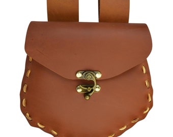 Puede incluir: Una bolsa de cuero marrón con cierre de solapa y hebilla de latón. La bolsa tiene un borde cosido decorativo y dos correas de cuero para sujetar a un cinturón.