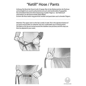 K&ouml;nnte beinhalten: Diagramm zur Anpassung der "Ketill" Hose/Hose. Der Text erkl&auml;rt die Eigenschaften der Hose, einschlie&szlig;lich der breiten oberen Naht und des verstellbaren Riemens f&uuml;r eine bequeme Passform. Das Bild ist in Schwarzwei&szlig;.