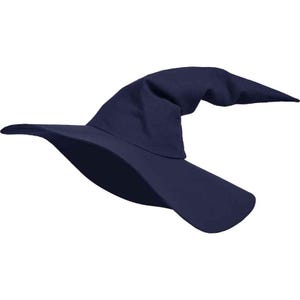 Op de afbeelding: Een breedgerande, donkerblauwe tovenaarshoed met een puntige kroon. De hoed is gemaakt van vilt en heeft een zachte, soepele textuur.