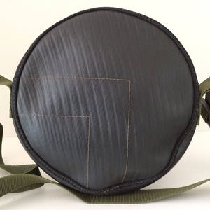 Recyceltes Innenschlauchgummi, Runde Schultertasche handgefertigt aus upcycled Bike & Autos Innenröhren, vegane Taschen, veganismo