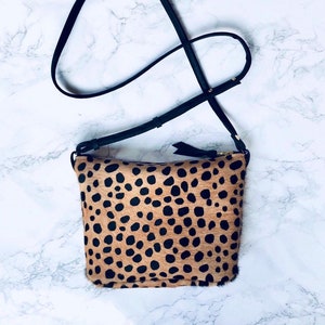 OLIVIA-Leopard print cross body bag. Hair-on-hide bag. Leopard handbag. imagem 1