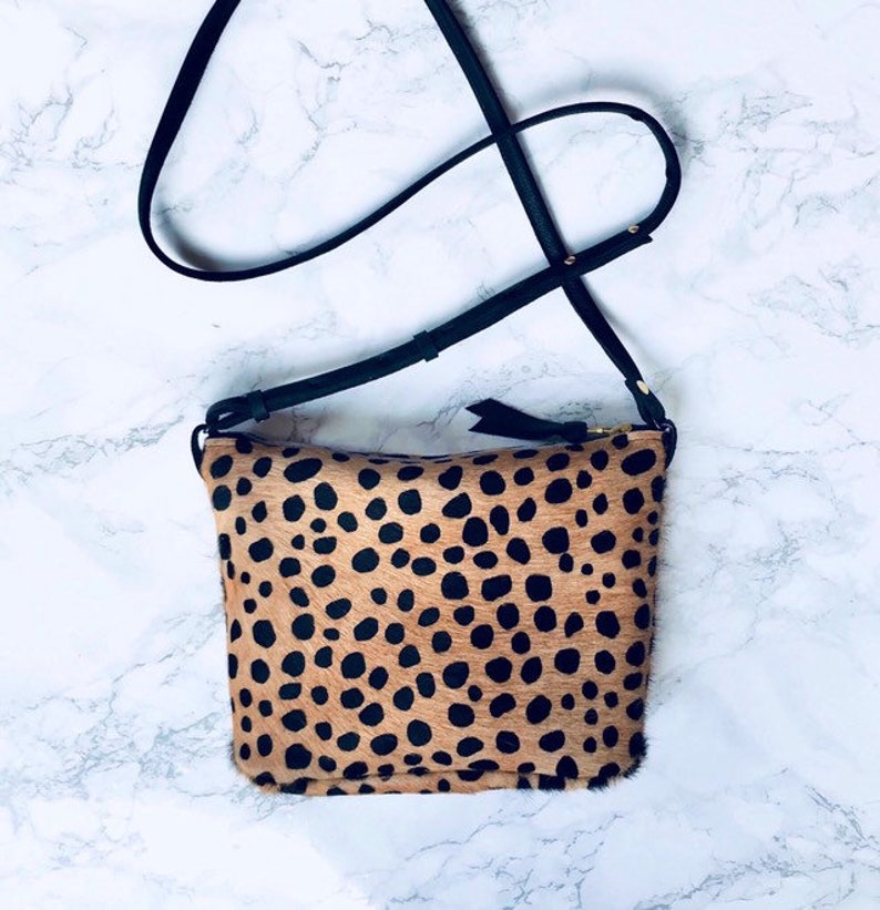 OLIVIA-Leopard print cross body bag. Hair-on-hide bag. Leopard handbag. imagem 1