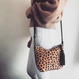 OLIVIA-Leopard print cross body bag. Hair-on-hide bag. Leopard handbag. imagem 2