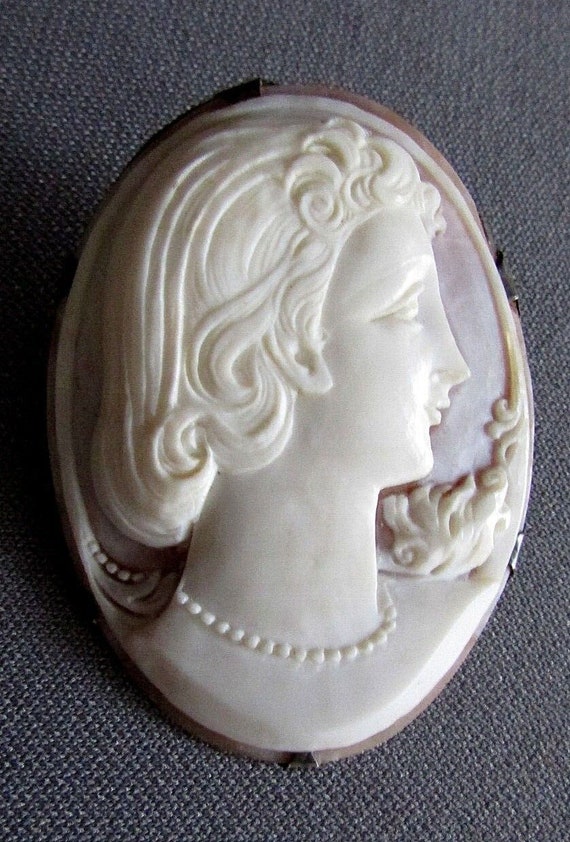 Vintage ITALIAN Hand Carved CAMEO PIN Beautiful Wo