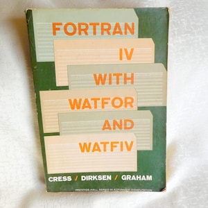 Peut inclure: Une couverture de livre vintage avec le titre "FORTRAN IV WITH WATFOR AND WATFIV" en lettres orange. La couverture a un fond vert avec des formes rectangulaires beiges. Les noms des auteurs sont listés en bas.