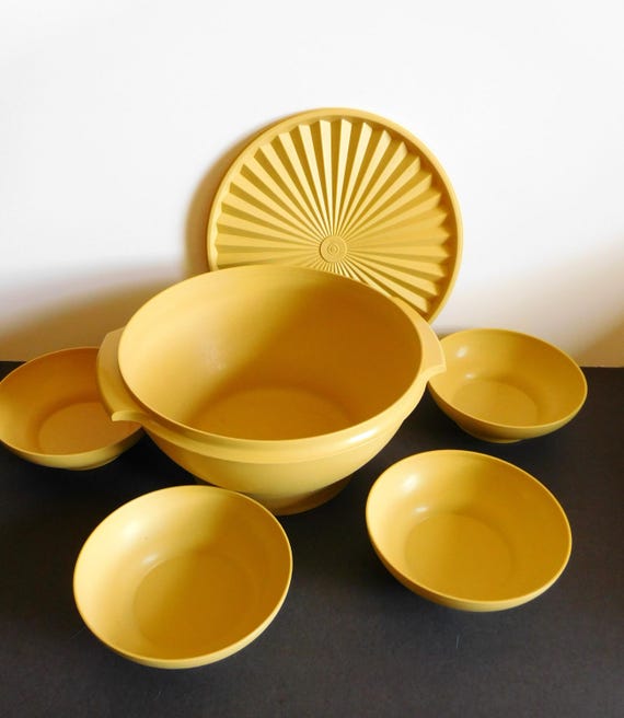 Vintage Gold Tupperware Servalier Salat Schüssel 880 mit kleineren Salat Schüsseln 890, Tupperware Salat Set, Tupperware Salat Schüssel Set