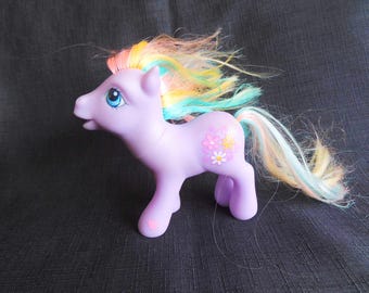 Vintage 2005 lentecarnaval My Little Pony, lentecarnavalpony, paarse pony met symbool met 3 bloemen,