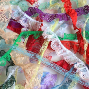Vijf meter geassorteerd gekleurd kant en gekleurde rand, kantassortiment,