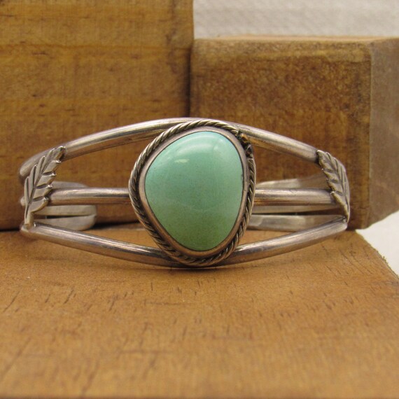 Pretty Green Turquoise Vintage Navajo Sterling Silver Native American Bracelet Pretty Green Turquoise Vintage Navajo Sterling Silver Native American Bracelet