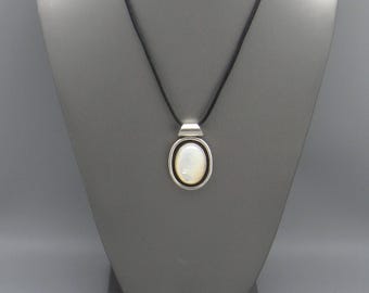 Vintage Sterling Silver Mother of Pearl Oval Pendant Necklace