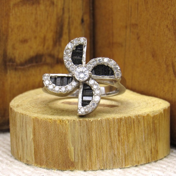 C Z and Faceted Black Onyx Sterling Silver Pinwheel Shape C Z and Faceted Black Onyx Sterling Silver Pinwheel Shape