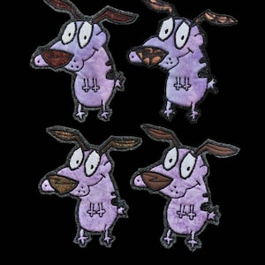 Puede incluir: Cuatro parches de perro de dibujos animados de color morado con orejas y narices marrones. El perro sonríe con la lengua fuera. Los parches están bordados y tienen una textura peluda.