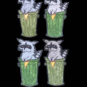 Könnte beinhalten: Vier gestickte Aufnäher mit einem Waschbären, der in einer grünen Mülltonne sitzt. Der Waschbär ist grau mit schwarzen Augen und einer schwarzen Nase. Die Mülltonne hat einen gelben Deckel.