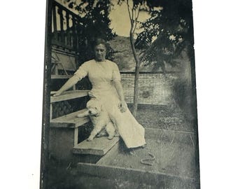 Postal fotográfica antigua de 1911 de Chicago: Mujer, perro, escaleras exteriores, patio.