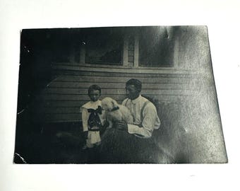 Postal fotográfica antigua de 1911: Perro, hombre, niño, al aire libre, patio. Chicago.
