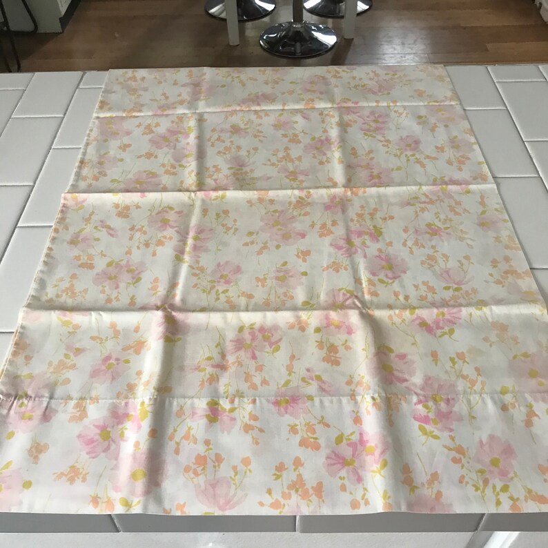 Vintage Standard size pillowcase peach pink light green Bed /& Breakfast collectible display bedroom farmhouse cottage
