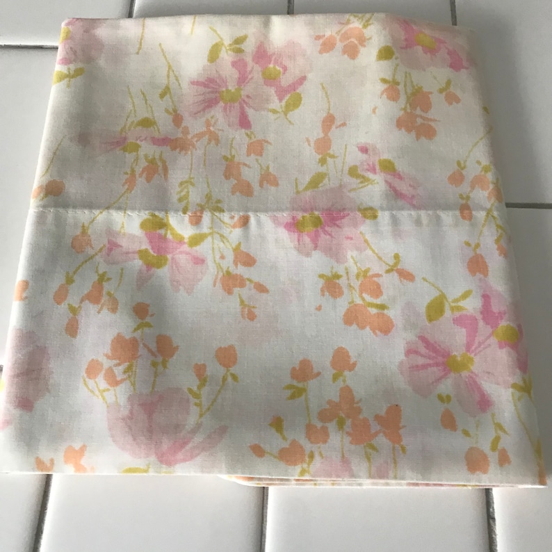 Vintage Standard size pillowcase peach pink light green Bed /& Breakfast collectible display bedroom farmhouse cottage