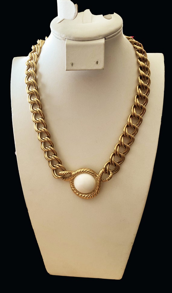 Vintage Trifari White Cabochon and Gold Chain Neck