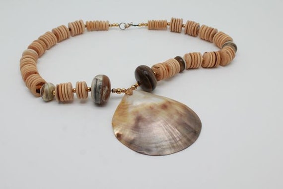 Topical Vintage Hawaiian Mother Of Pearl Necklace - image 1