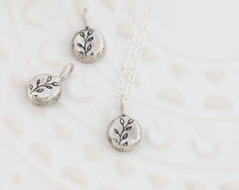 Collar con dije de hoja de plata reciclada: joyería minimalista de enredadera