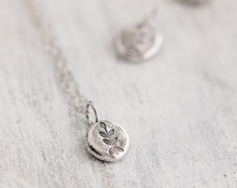 Collar con dije de hoja de plata reciclada y diseño de enredadera: joyería floral minimalista.