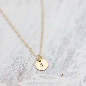 Collar con inicial de oro amarillo macizo de 14 k