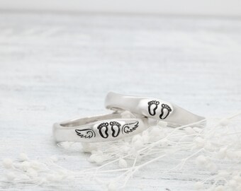 Srebrny pierścionek ze stopkami dziecka: pamiątkowy pierścionek do układania, skrzydła anioła