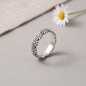 Anel de prata de lei com margaridas – Aliança floral delicada para usar em conjunto com outros anéis.