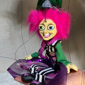 Fräulein Melania - Regenbogen verrückte Hutmacher Marionette