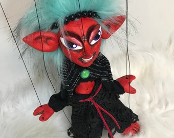 She Devil - un partisan sournois de la marionnette couture Hell-chic