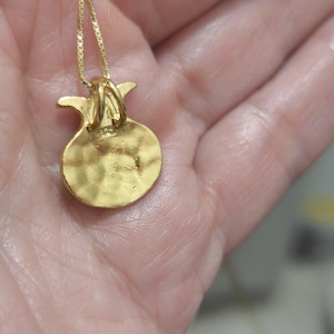 Collier Grenade d'Israël, Grenat, Or et Argent – Bijou artisanal israélien, cadeau idéal pour elle. Grenat, fruit de Jérusalem, cadeau de Terre Sainte. image 3