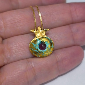Collier Grenade d'Israël, Grenat, Or et Argent – Bijou artisanal israélien, cadeau idéal pour elle. Grenat, fruit de Jérusalem, cadeau de Terre Sainte. image 1