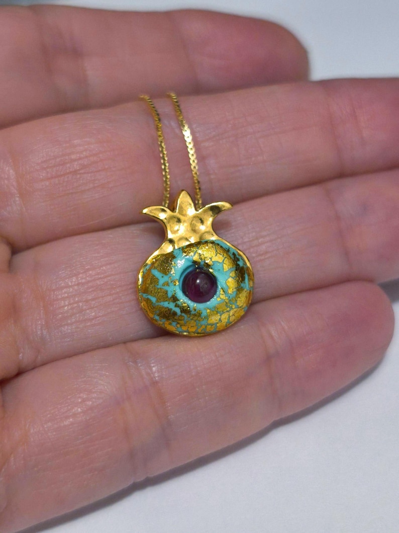 Collier Grenade d'Israël, Grenat, Or et Argent – Bijou artisanal israélien, cadeau idéal pour elle. Grenat, fruit de Jérusalem, cadeau de Terre Sainte. image 1