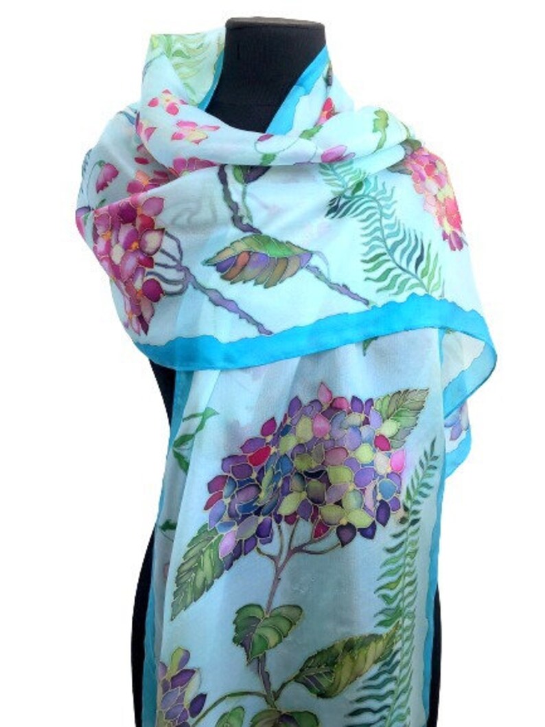Écharpe bleue aux fleurs roses - Projet Mamina