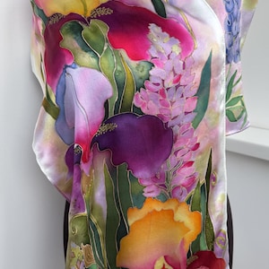 Handbemalter Satin-Seidenschal mit Schwertlilien und Lupinen, Sommermode-Accessoire, Geburtstagsgeschenk.