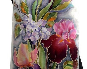 Könnte beinhalten: Ein weißer Seidenschal mit handgemaltem Design aus bunten Iris und grünen Blättern. Die Blumen sind in den Farben Rosa, Lila, Rot und Gelb gehalten.