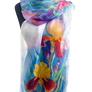 Handbemalter Seidenschal mit Schwertlilien, Seidenschal mit Gartenblumen, luxuriöser Seidenchiffon, leichtes Hochzeitstuch, elegantes Geschenk für Frauen, 178 cm/43 cm.
