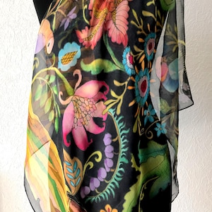 Schwarzer quadratischer Chiffonschal, handbemalt mit ausgefallenen Blumen, Geschenk zum Muttertag.
