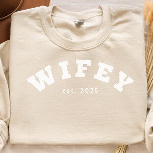 Personalisiertes Wifey Sweatshirt Est. Jahr, Hochzeits- oder Brautgeschenk, neue Frau Sweatshirt, einzigartiges Brautpartygeschenk, frisch vermähltes Flitterwochengeschenk