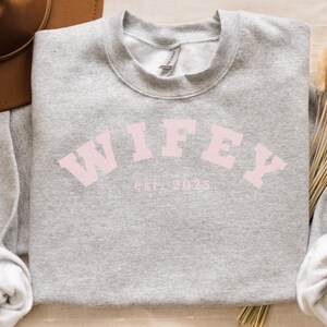 Personalisiertes Wifey Sweatshirt Est. Jahr, Hochzeits- oder Brautgeschenk, neue Frau Sweatshirt, einzigartiges Brautpartygeschenk, frisch vermähltes Flitterwochengeschenk