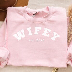 Personalisiertes Wifey Sweatshirt Est. Jahr, Hochzeits- oder Brautgeschenk, neue Frau Sweatshirt, einzigartiges Brautpartygeschenk, frisch vermähltes Flitterwochengeschenk