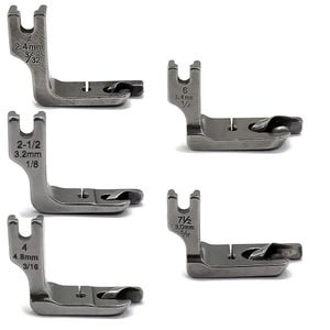 Puede incluir: Un juego de cinco prensatelas de metal plateado para máquinas de coser para hacer dobladillos. Cada pie está grabado con su tamaño específico, incluyendo 2,4 mm 3/32, 3,2 mm 1/8, 4,8 mm 3/16, 6,4 mm 1/4 y 8,0 mm 5/16, con una guía curva para doblar.