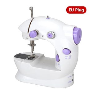 Pode incluir: Uma máquina de costura portátil branca com detalhes em roxo, apresentando agulha, calcador e botões de controle. O dispositivo inclui uma etiqueta EU Plug, um interruptor liga-desliga e configurações de velocidade marcadas como L e H.