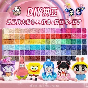 Könnte beinhalten: Ein DIY-Bügelperlen-Set mit einer großen rechteckigen Sortierbox, die mit einem Raster aus bunten Kunststoffperlen gefüllt ist. Vor der Box stehen sechs zusammengesetzte Pixel-Art-Figuren, darunter Spongebob und Patrick, mit Text.